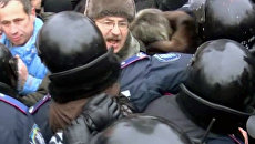 Сторонники Тимошенко попытались снести ворота суда в Киеве Сторонники Тимошенко попытались снести ворота суда в Киеве