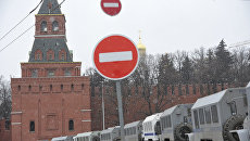 Машины правоохранительных органов на Васильевском спуске. Архив Машины правоохранительных органов на Васильевском спуске. Архив