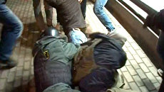 Сотрудники полиции задерживают граждан, скандирующих лозунги Сотрудники полиции задерживают граждан, скандирующих лозунги