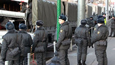 Грузовики с полицией и солдатами появились в Москве после беспорядков Грузовики с полицией и солдатами появились в Москве после беспорядков
