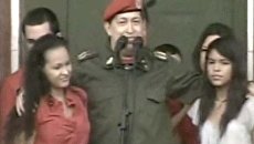 Чавес впервые после серьезных операций вышел к своему народу Чавес впервые после серьезных операций вышел к своему народу