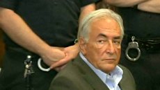 Жена и дочь экс-главы МВФ Стросс-Кана приехали в суд поддержать его Жена и дочь экс-главы МВФ Стросс-Кана приехали в суд поддержать его