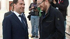 Медведев спросил у Кашина о здоровье и пожелал не менять позиций Медведев спросил у Кашина о здоровье и пожелал не менять позиций