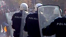 Противники гей-парада в Белграде закидали камнями полицию Противники гей-парада в Белграде закидали камнями полицию
