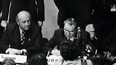 Брежнев подписывает Заключительный акт ОБСЕ в Хельсинки. 1975 год Брежнев подписывает Заключительный акт ОБСЕ в Хельсинки. 1975 год