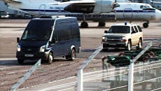 Высланных из США россиян из Домодедово увезли в охраняемом кортеже Высланных из США россиян из Домодедово увезли в охраняемом кортеже