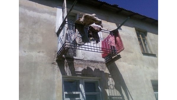 Балкон жилого дома рухнул в Чите, ранены две женщины - риа н.