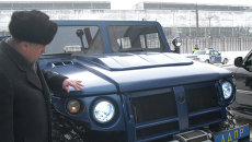 В.Жириновский и его новый автомобиль ГАЗ-2975 Тигр В.Жириновский и его новый автомобиль ГАЗ-2975 Тигр