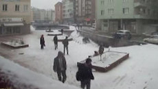 Камеры видеонаблюдения зафиксировали, как тротуар ушел под землю Камеры видеонаблюдения зафиксировали, как тротуар ушел под землю
