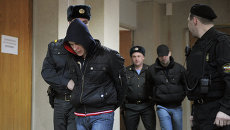 Сотрудники полиции конвоируют фигурантов дела о похищении сына Е. Касперского. Архив Сотрудники полиции конвоируют фигурантов дела о похищении сына Е. Касперского. Архив