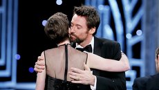 Актер Хью Джекман целует актрису Энн Хэтэуэй на 19-ой церемонии вручения премии Гильдии киноактеров США Актер Хью Джекман целует актрису Энн Хэтэуэй на 19-ой церемонии вручения премии Гильдии киноактеров США