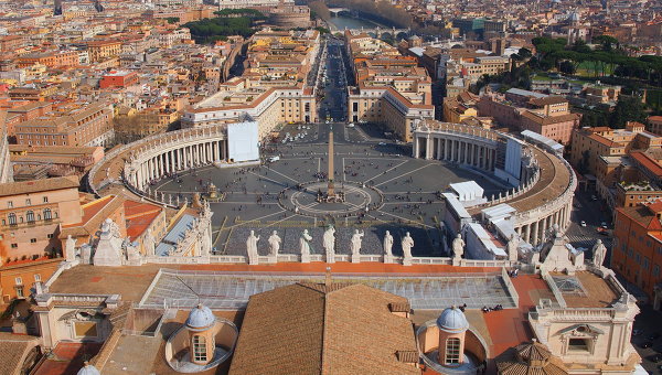 Вид на Рим с купола собора св. Петра в Ватикане. Архивное фото