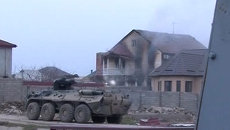 Стрельба и дым из окон: кадры штурма здания с боевиками в Дагестане Стрельба и дым из окон: кадры штурма здания с боевиками в Дагестане