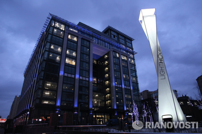 Здание бизнес-центра Lighthouse подсвечено синими прожекторами в рамках акции Light It Up Blue Здание бизнес-центра Lighthouse подсвечено синими прожекторами в рамках акции Light It Up Blue