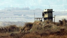 Северокорейский солдат стоит на посту возле демилитаризованной зоной между Южной Кореей и КНДР Северокорейский солдат стоит на посту возле демилитаризованной зоной между Южной Кореей и КНДР