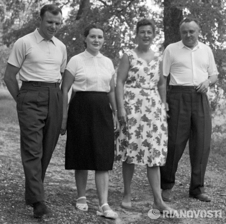 Гагарин и Королев с женами во время прогулки Гагарин и Королев с женами во время прогулки