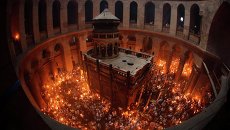 Схождение Благодатного огня в храме Гроба Господня в Иерусалиме Схождение Благодатного огня в храме Гроба Господня в Иерусалиме