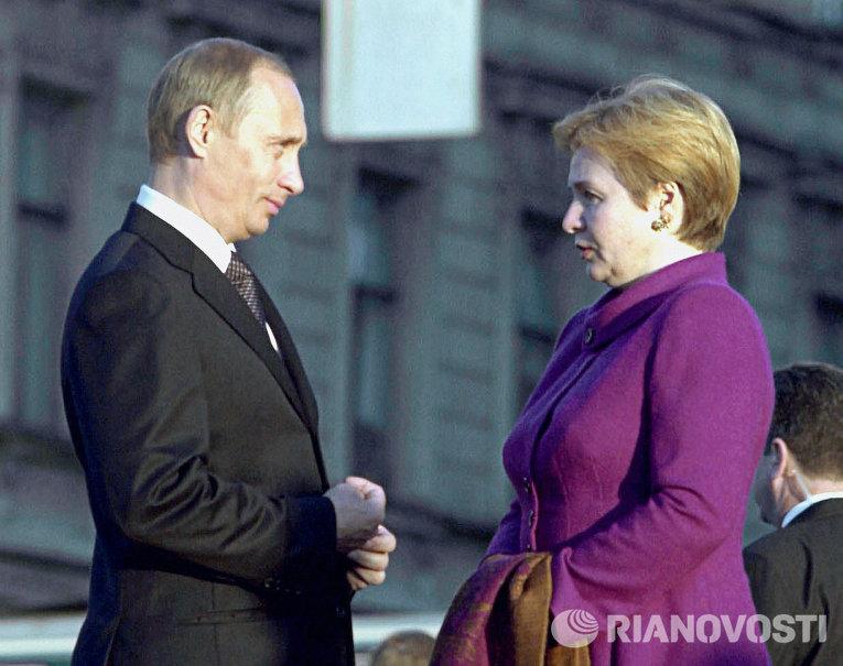 <br><br>На фото: 26 мая 2002 года. Президент России Владимир Путин и его супруга Людмила в ожидании четы Бушей на набережной Робеспьера перед прогулкой по Санкт-Петербургу