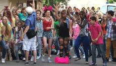 Флешмоб под Gangnam Style: как поклонники встречали PSY в Москве Флешмоб под Gangnam Style: как поклонники встречали PSY в Москве