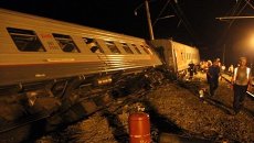 Вагоны пассажирского поезда сошли с рельсов на Кубани. Съемка с места ЧП Вагоны пассажирского поезда сошли с рельсов на Кубани. Съемка с места ЧП