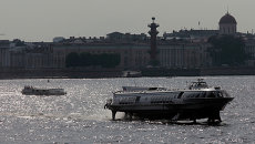 Пассажирское судно на подводных крыльях Метеор на реке Неве в Санкт-Петербурге. Архивное фото Пассажирское судно на подводных крыльях Метеор на реке Неве в Санкт-Петербурге. Архивное фото