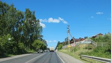 Дорога в село. Архивное фото Дорога в село. Архивное фото