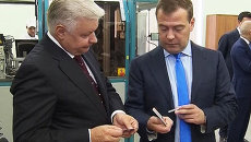 Медведеву показали, какие электронные карты заменят паспорта россиян Медведеву показали, какие электронные карты заменят паспорта россиян