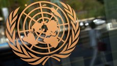 Логотип ООН на здании штаб-квартиры в Нью-Йорке. Архивное фото Логотип ООН на здании штаб-квартиры в Нью-Йорке. Архивное фото