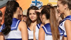 Девушки у КСК Фетисов-Арена во Владивостоке Девушки у КСК Фетисов-Арена во Владивостоке