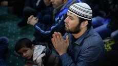 Курбан-байрам в Новосибирске: ряды молящихся вокруг мечети и на улицах Курбан-байрам в Новосибирске: ряды молящихся вокруг мечети и на улицах