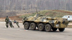 Бойцы Факела тащили БТР весом 13 тонн по полигону на Интерполитехе-2013 Бойцы Факела тащили БТР весом 13 тонн по полигону на Интерполитехе-2013