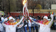 Олимпийский чемпион по фигурному катанию Алексей Урманов (слева) во время эстафеты Олимпийского огня в Петербурге. Олимпийский чемпион по фигурному катанию Алексей Урманов (слева) во время эстафеты Олимпийского огня в Петербурге.
