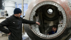 Сотрудники НПО им. С.А. Лавочкина ведут работы по восстановлению внутреннего облика спускаемого аппарата Восток-1, в котором совершал орбитальный полет и возвращение на Землю Юрий Гагарин. Сотрудники НПО им. С.А. Лавочкина ведут работы по восстановлению внутреннего облика спускаемого аппарата Восток-1, в котором совершал орбитальный полет и возвращение на Землю Юрий Гагарин.