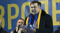 Саакашвили на Майдане пожимал руки митингующим и говорил по-украински Саакашвили на Майдане пожимал руки митингующим и говорил по-украински