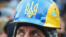 Мужчина в каске на митинге сторонников евроинтеграции Украины на площади Независимости в Киеве., архивное фото Мужчина в каске на митинге сторонников евроинтеграции Украины на площади Независимости в Киеве., архивное фото