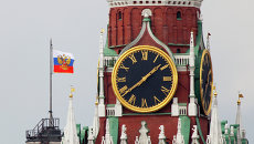 Часы на Спасской башне Кремля. Архивное фото Часы на Спасской башне Кремля. Архивное фото