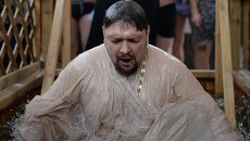 Крещение в Новосибирске: очереди с ведрами, купели на море и в колонии Крещение в Новосибирске: очереди с ведрами, купели на море и в колонии