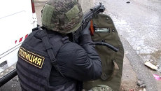 Силовики взяли штурмом дом с боевиками в Махачкале. Кадры спецоперации Силовики взяли штурмом дом с боевиками в Махачкале. Кадры спецоперации