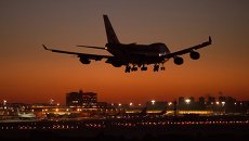 Самолет Boeing 747 заходит на посадку. Архивное фото Самолет Boeing 747 заходит на посадку. Архивное фото
