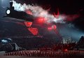 В исторической композиции возвышенный и романтичный XIX век сменился бескомпромиссным XX-м: красные тона революции, символы эпохи конструктивизма. Под куполом стадиона появился гигантский паровоз. Музыка Время, вперед Шостаковича. В исторической композиции возвышенный и романтичный XIX век сменился бескомпромиссным XX-м: красные тона революции, символы эпохи конструктивизма. Под куполом стадиона появился гигантский паровоз. Музыка Время, вперед Шостаковича.