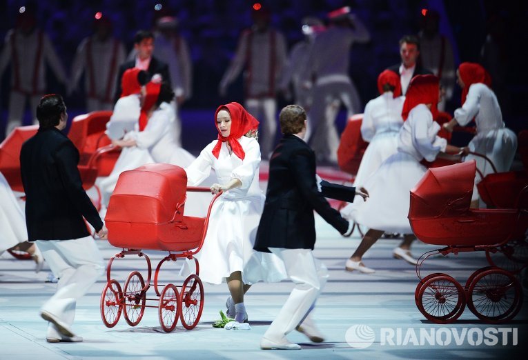 Молодые пары с детскими колясками и малышами как символ бэби бума советского времени, который произошел в 1981-1983 годах, то есть сразу после Олимпиады-80. Молодые пары с детскими колясками и малышами как символ бэби бума советского времени, который произошел в 1981-1983 годах, то есть сразу после Олимпиады-80.