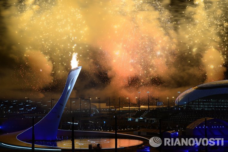 Открытие первой зимней Олимпиады России предстало зрителям грандиозным шоу, совместившем традиции олимпийского движения и глубокий экскурс в историю нашей страны в сопровождении масштабных спецэффектов. Открытие первой зимней Олимпиады России предстало зрителям грандиозным шоу, совместившем традиции олимпийского движения и глубокий экскурс в историю нашей страны в сопровождении масштабных спецэффектов.