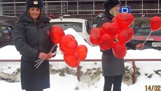Инспекторы ГИБДД, поздравляющие молодоженов в Самаре. Фото с места события Инспекторы ГИБДД, поздравляющие молодоженов в Самаре. Фото с места события
