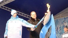 Губернатор Новосибирской области Василий Юрченко и спортсмен Максим Шабуров зажигают чашу Максим Паралимпийского огня Губернатор Новосибирской области Василий Юрченко и спортсмен Максим Шабуров зажигают чашу Максим Паралимпийского огня