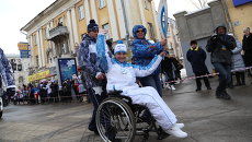 Спортсменка-колясочница Яна Костина, чемпионка России по плаванию на эстафете паралимпийского огня в Самаре. Событийное фото. Спортсменка-колясочница Яна Костина, чемпионка России по плаванию на эстафете паралимпийского огня в Самаре. Событийное фото.
